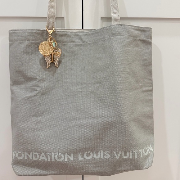 (Last one!!)Foundation Louis Vuitton (FVL) Light Gray Tote with Pink Keychain - Picture 4 of 9